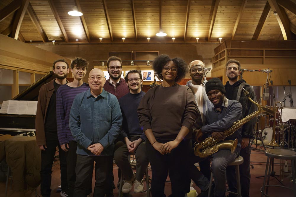 Samara Joy et son groupe posent pour une photo de groupe au Van Gelder Studio.