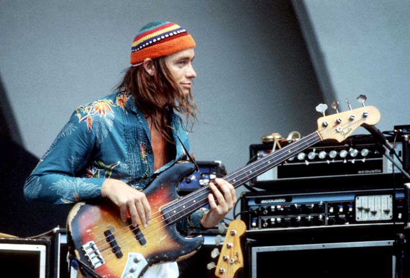 Portrait couleur du musicien Jaco Pastorius jouant en live dans les années 70