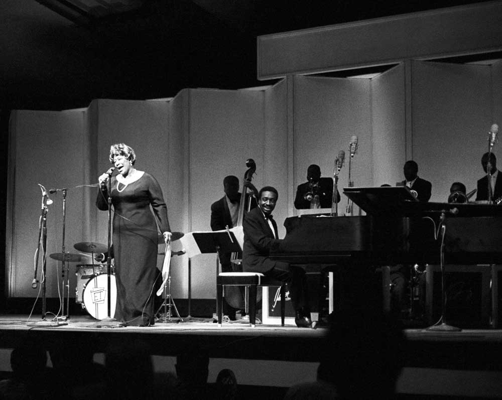 La chanteuse de jazz Ella Fitzgerald se produit en direct à San Francisco avec son groupe.